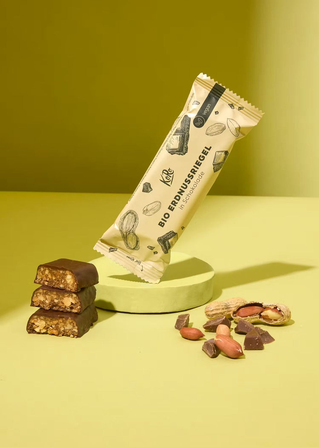 Delicious and nutritious KoRo Bio Erdnussriegel mit Schokolade, a 50g peanut bar with chocolate coating