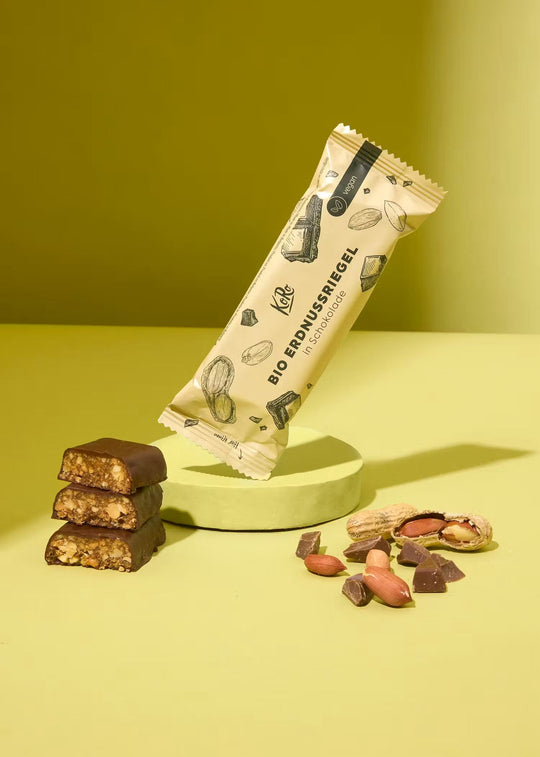 Delicious and nutritious KoRo Bio Erdnussriegel mit Schokolade, a 50g peanut bar with chocolate coating