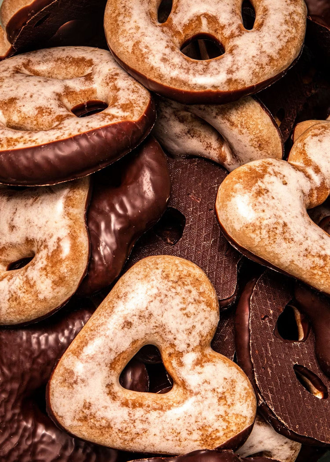 Close-up of KoRo Bio Lebkuchen Herzen Brezeln und Sterne cookies showing intricate designs and sprinkles