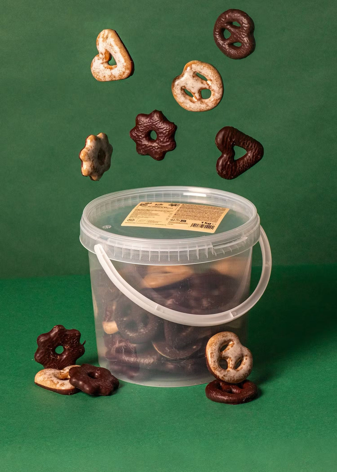 KoRo Bio Lebkuchen Herzen Brezeln und Sterne 1kg pack front view with colorful packaging and assorted cookie shapes