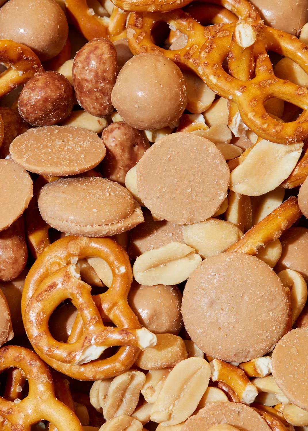  Delicious gluten-free snack mix with chocolate and caramel 