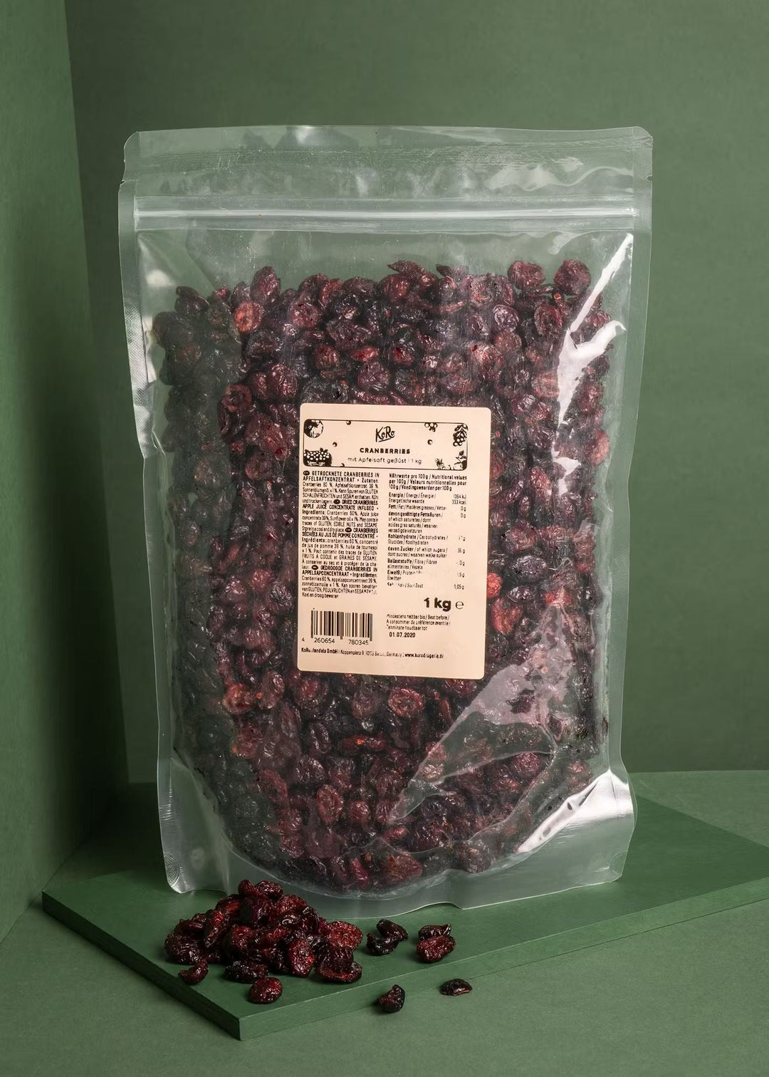 Organic KoRo cranberries sweetened with apple juice, 1kg pack, perfect for baking and snacking