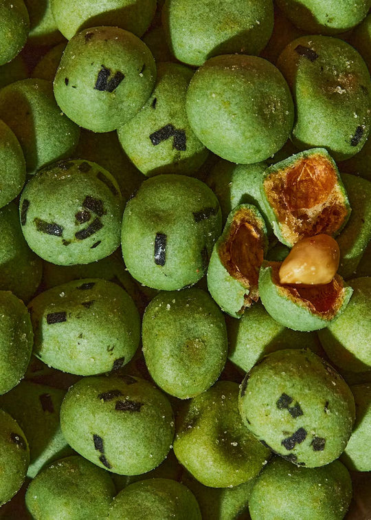 Close-up of KoRo Erdnüsse mit Wasabi, a 1kg pack of spicy peanuts