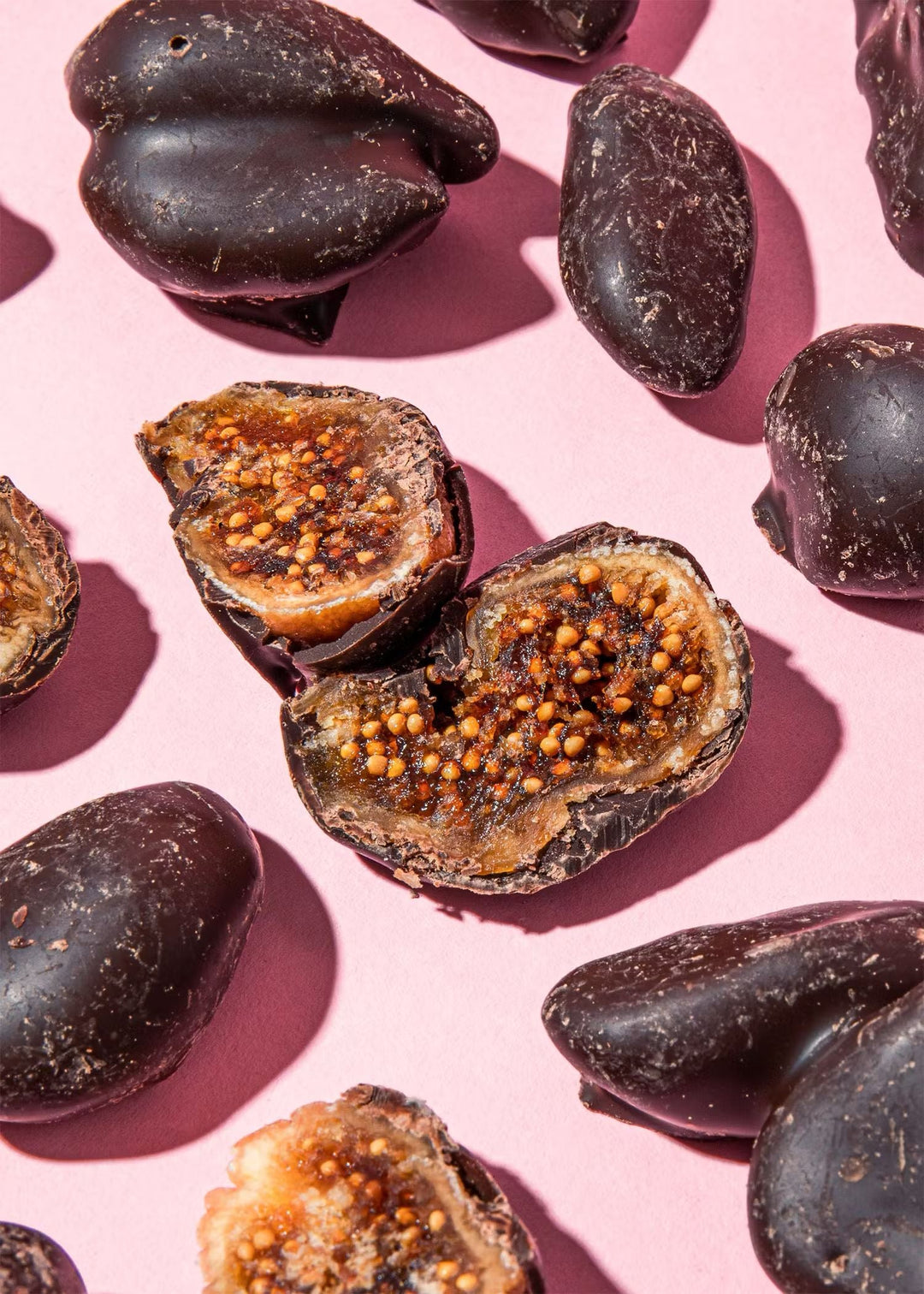 Delicious and nutritious KoRo dried figs coated in rich dark chocolate