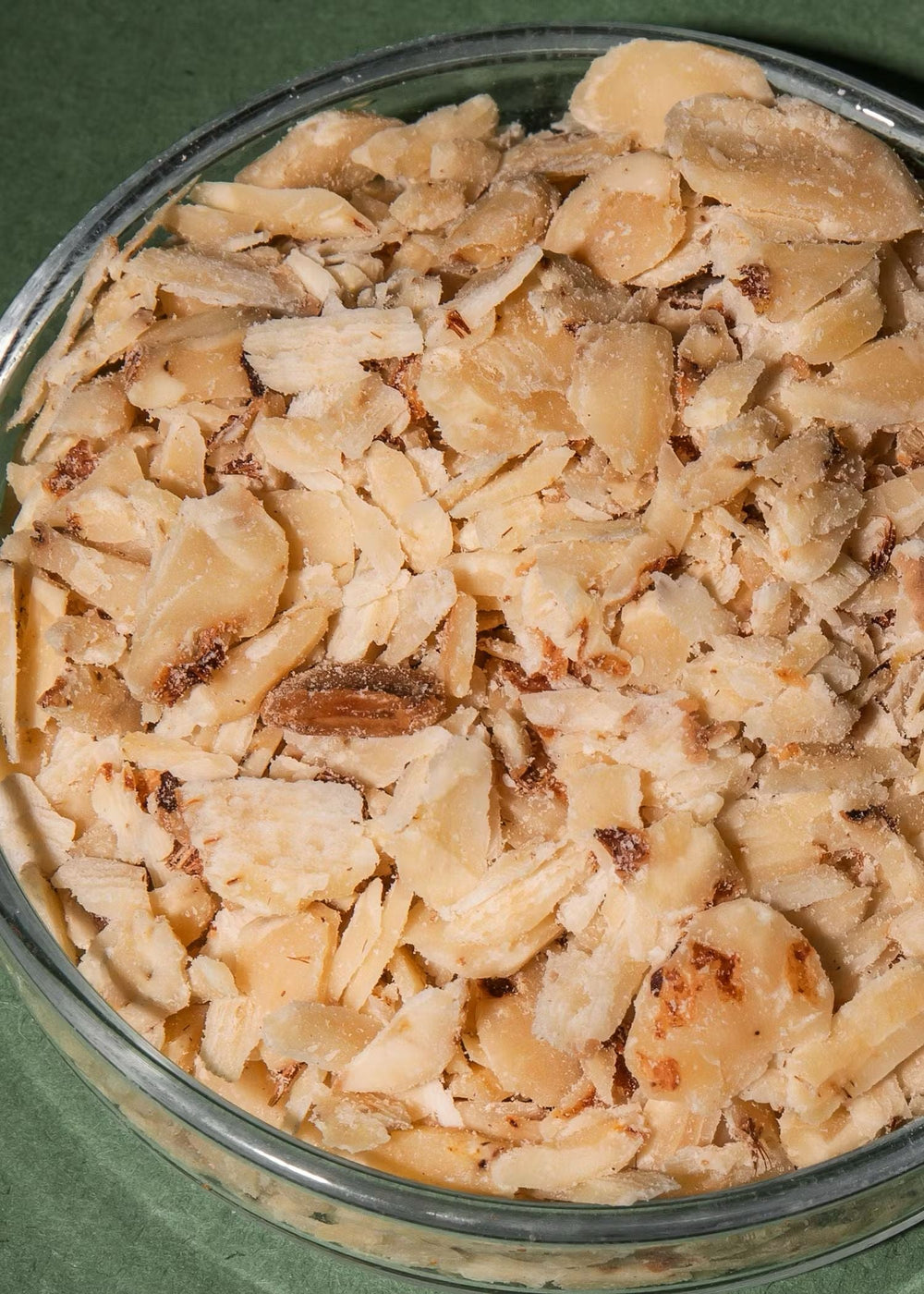  KoRo Erdmandeln - Close-up of the peeled and sliced almonds 