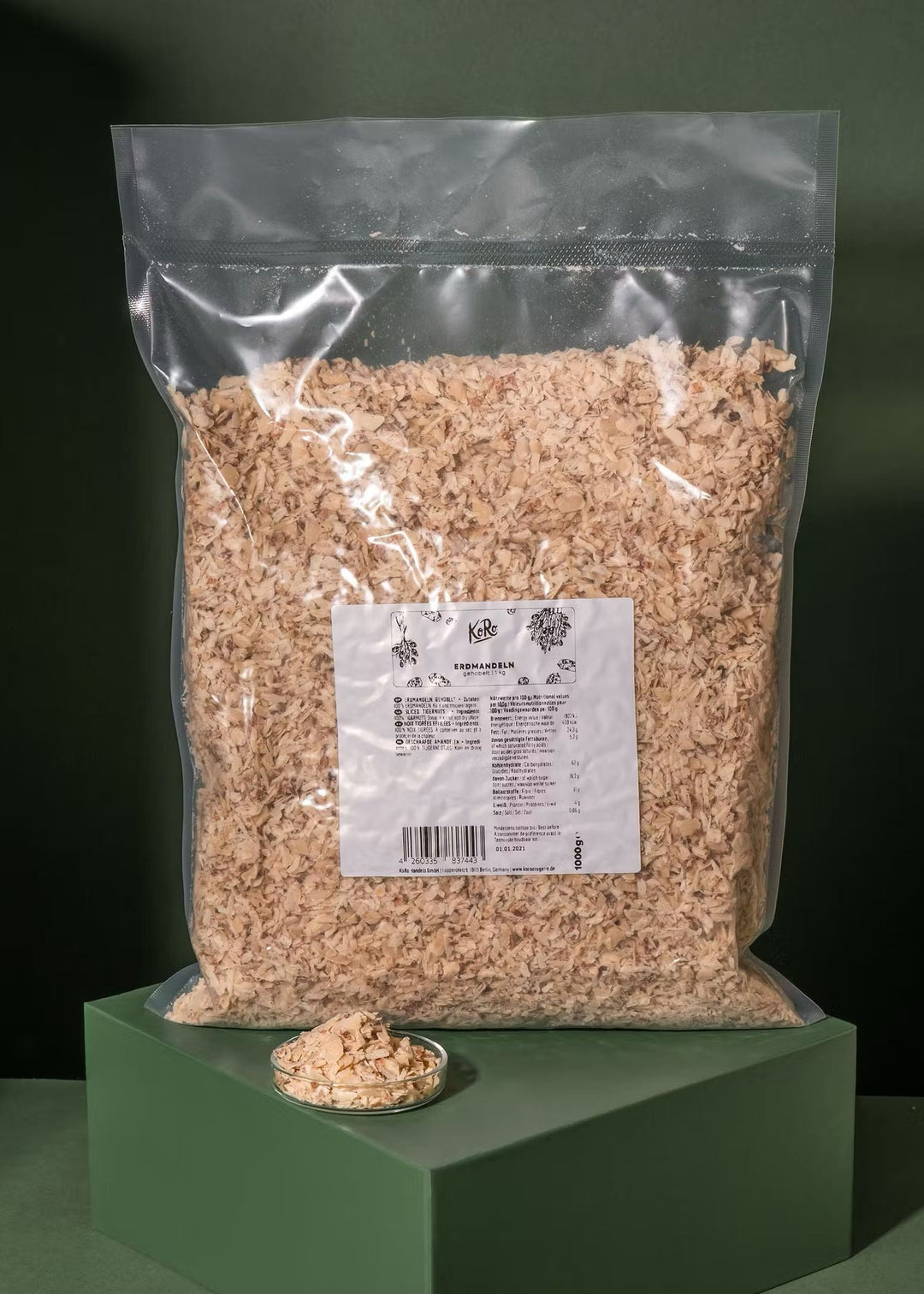 KoRo Gehobelte Erdmandeln, 1kg - Front view of the package with golden almonds inside 