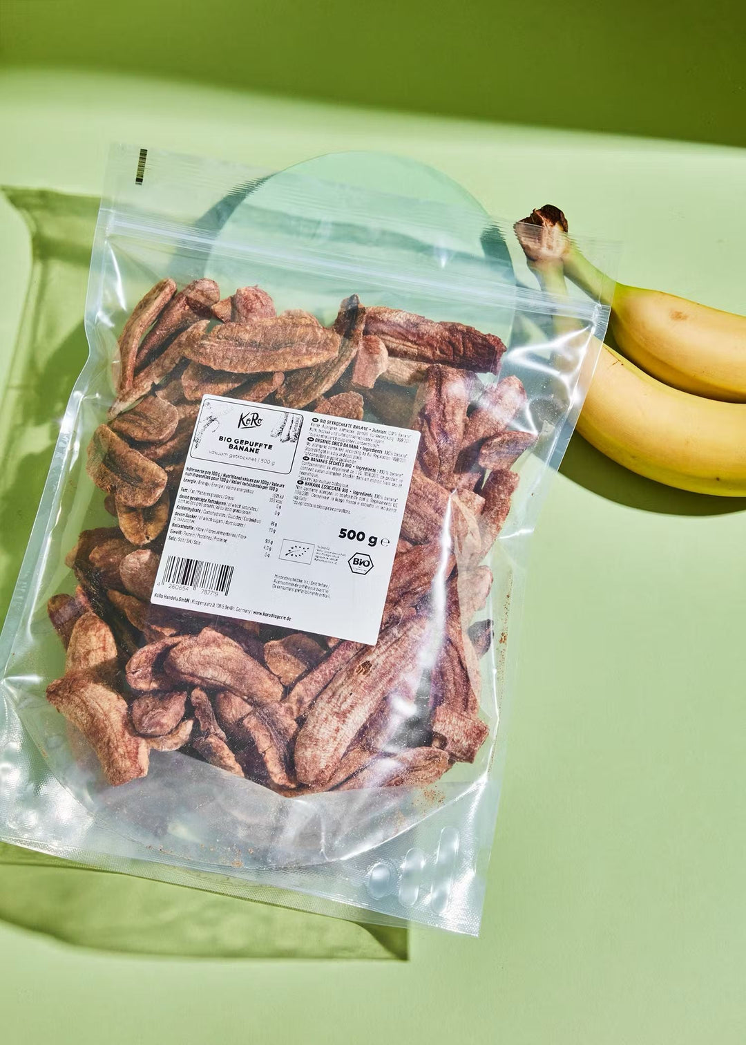 Puffed organic banana slices in a 500g KoRo packaging