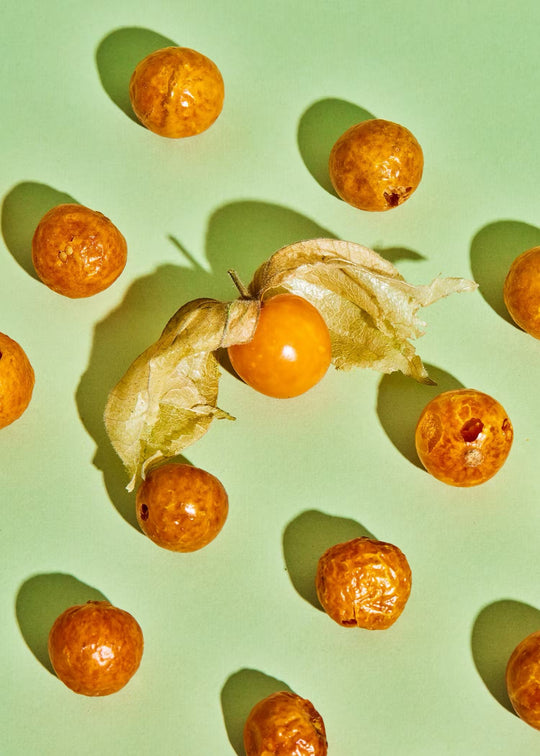 Close-up of KoRo Gepuffte Bio Physalis with golden crispy texture