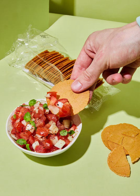 Close-up of a single KoRo Hauchdünne Cracker with flaxseeds