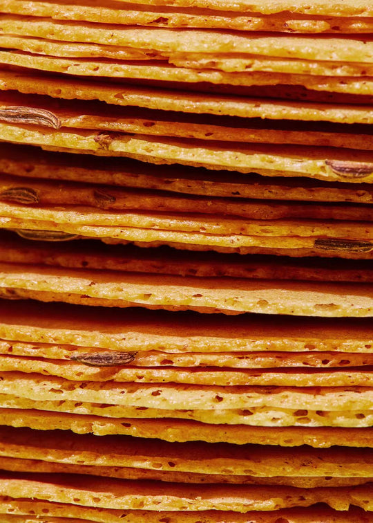 KoRo Hauchdünne Cracker arranged in a beautiful pattern on a wooden board