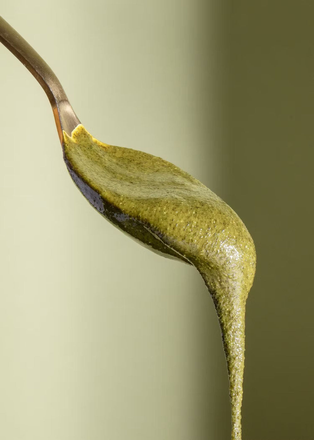  Close-up of creamy, nutty KoRo Kürbiskernmus in a glass jar