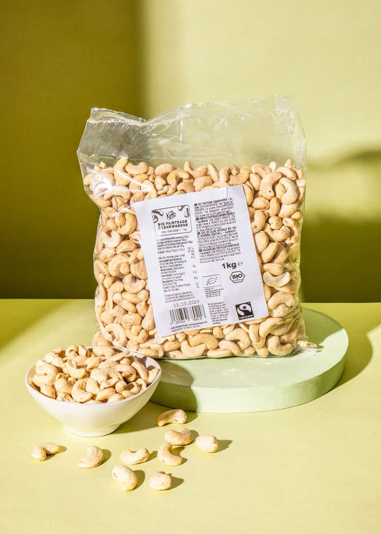 Fresh and natural KoRo Premium Cashewkerne for cooking and baking