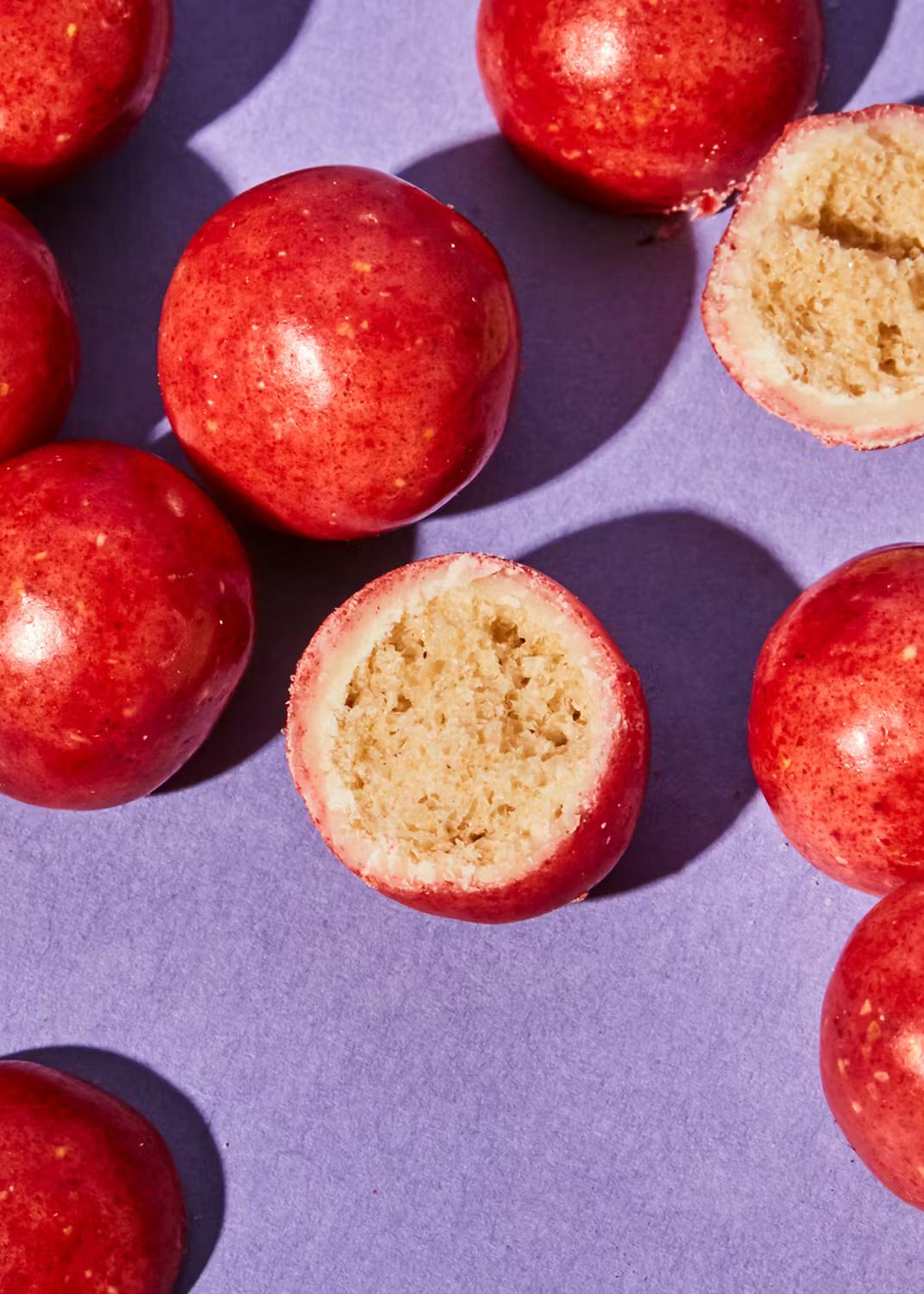  Delicious and crunchy white chocolate covered rice crisps with strawberry powder 