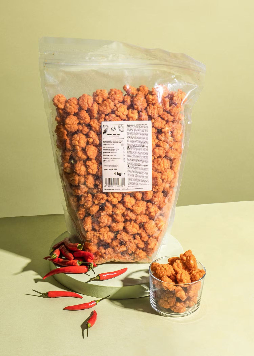 Close-up of KoRo Reiscracker Fried Chilli, 1kg, with spicy red chili flakes