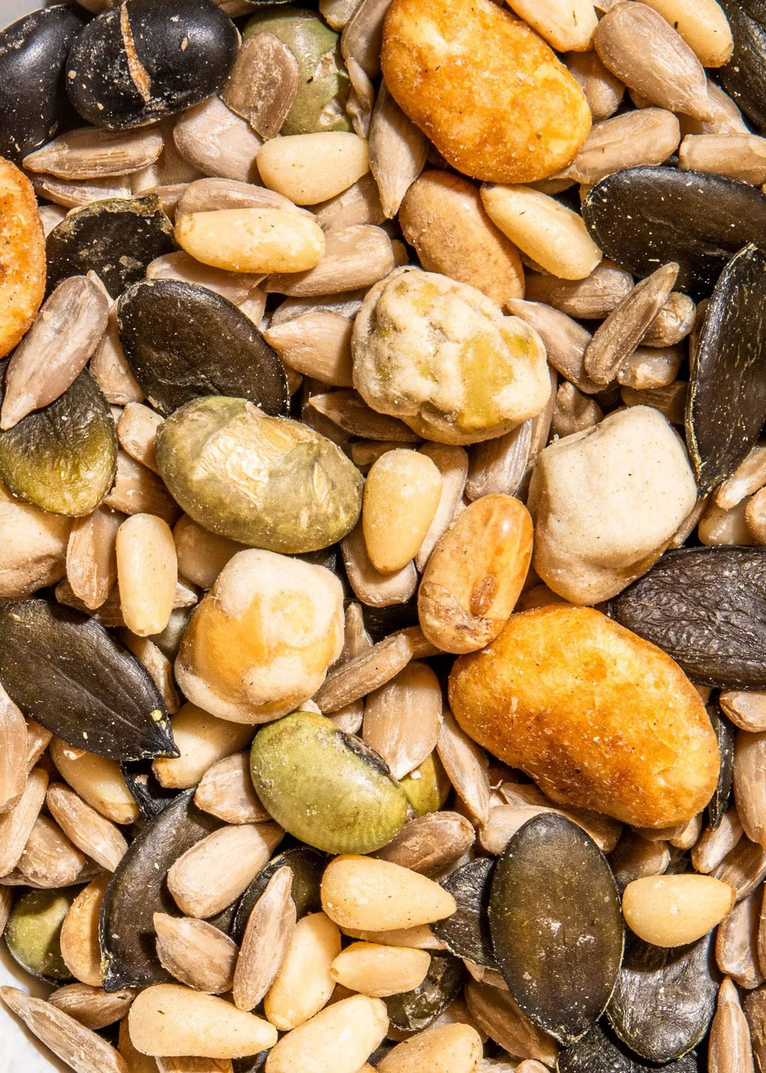 Close-up of KoRo Salatkerne Mischung 1kg with pumpkin seeds, sunflower seeds, and almonds