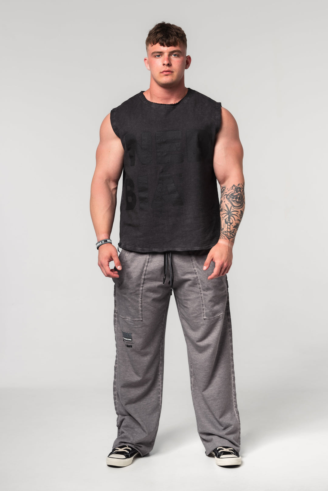 NEBBIA Washed-off Ärmelloser Hoodie BEASTIN' featuring sleeveless design and distressed details for a rugged, urban look